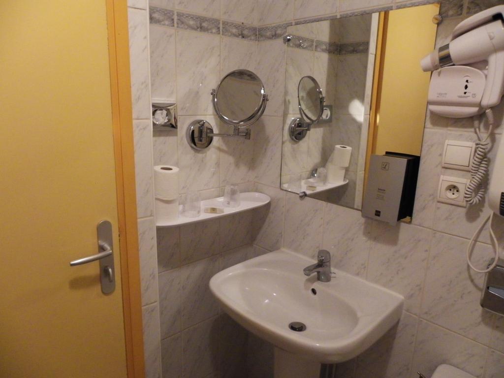 Le Bilboquet Hotel Le Puy-en-Velay ภายนอก รูปภาพ